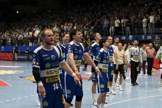 Spieler des ThSV Eisenach, darunter Peter Walz (14; ThSV Eisenach), Oskar Joelsson (3; ThSV Eisenach) und Timothy Reichmuth (5; ThSV Eisenach), bedanken sich bei den Fans in der Werner-Assmann Halle in Eisenach. DAIKIN Handball: ThSV-Eisenach gegen HSG Wetzlar 20.09.2025 Copyright: xJoshuaxHildebrandtx