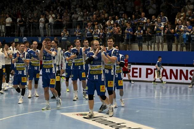 Peter Walz (14; ThSV Eisenach), Tillman Leu (99; ThSV Eisenach), Stephan Seitz (44; ThSV Eisenach), Fynn Hangstein (10; ThSV Eisenach), Vincent Buchner (74; ThSV Eisenach), Oskar Joelsson (3; ThSV Eisenach), Max Beneke (9; ThSV Eisenach), Justin Kurch (52; ThSV Eisenach) und Silvio Heinevetter (12; ThSV Eisenach) klatschen vor den Fans in der Werner-Assmann Halle in Eisenach DAIKIN Handball: ThSV-Eisenach gegen HSG Wetzlar 20.09.2025 Copyright: xJoshuaxHildebrandtx