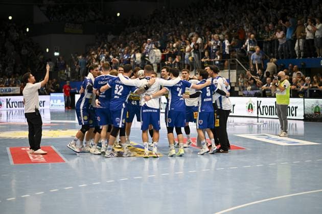 Vukasin Antonijevic (41; ThSV Eisenach), Tillman Leu (99; ThSV Eisenach) und Philipp Meyer (27; ThSV Eisenach) jubeln gemeinsam nach Spielende DAIKIN Handball: ThSV-Eisenach gegen HSG Wetzlar 20.09.2025 Copyright: xJoshuaxHildebrandtx