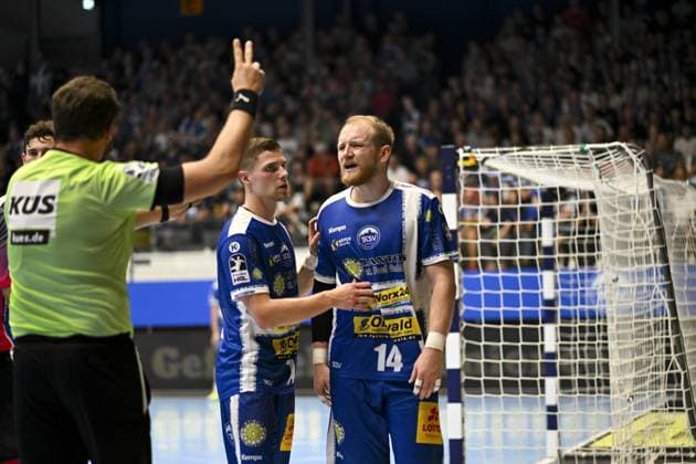 Peter Walz (14; ThSV Eisenach) im Gespräch mit dem Schiedsrichter, während Vincent Buchner (74; ThSV Eisenach) aufmerksam daneben steht DAIKIN Handball: ThSV-Eisenach gegen HSG Wetzlar 20.09.2025 Copyright: xJoshuaxHildebrandtx