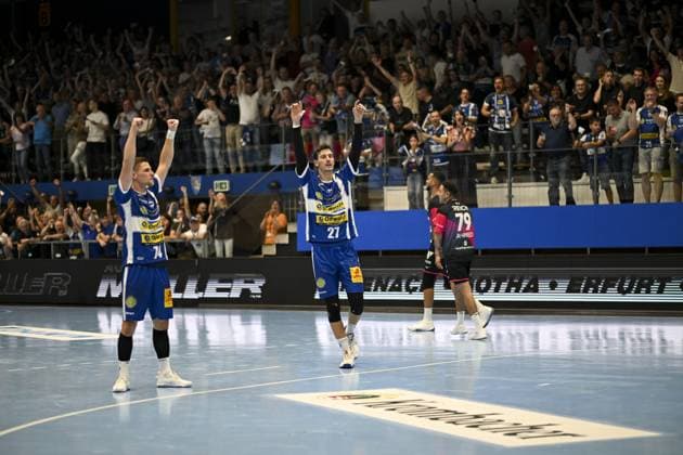 Philipp Meyer (27; ThSV Eisenach) und Vincent Buchner (74; ThSV Eisenach) jubeln vor den jubelnden Fans in der Werner-Assmann Halle in Eisenach DAIKIN Handball: ThSV-Eisenach gegen HSG Wetzlar 20.09.2025 Copyright: xJoshuaxHildebrandtx