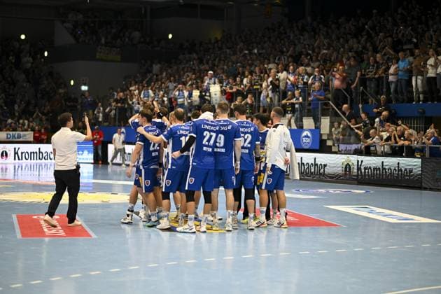 279; ThSV Eisenach, Placeholder (52; ThSV Eisenach), Timothy Reichmuth (5; ThSV Eisenach), Oskar Joelsson (3; ThSV Eisenach) und Gian Attenhofer (11; ThSV Eisenach) versammeln sich im Kreis auf dem Spielfeld DAIKIN Handball: ThSV-Eisenach gegen HSG Wetzlar 20.09.2025 Copyright: xJoshuaxHildebrandtx
