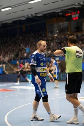 Peter Walz (14; ThSV Eisenach) steht im Dialog mit dem Schiedsrichter in der Werner-Assmann Halle in Eisenach DAIKIN Handball: ThSV-Eisenach gegen HSG Wetzlar 20.09.2025 Copyright: xJoshuaxHildebrandtx