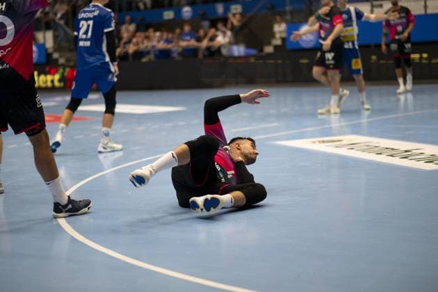 Filip Vistorop (4; HSG Wetzlar) und weitere Spieler in Aktion, ein Spieler liegt am Boden nach Zweikampf DAIKIN Handball: ThSV-Eisenach gegen HSG Wetzlar 20.09.2025 Copyright: xJoshuaxHildebrandtx