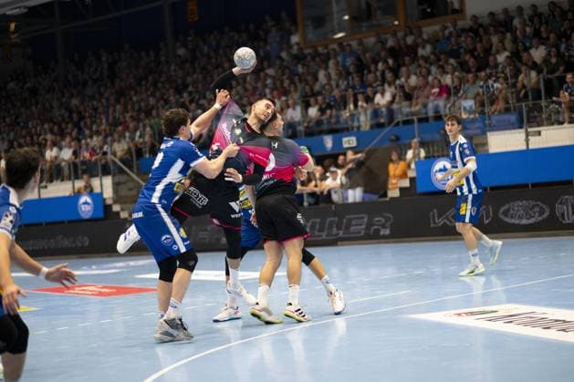 Stephan Seitz (44; ThSV Eisenach) und Filip Vistorop (4; HSG Wetzlar) kämpfen um den Ball in Eisenach DAIKIN Handball: ThSV-Eisenach gegen HSG Wetzlar 20.09.2025 Copyright: xJoshuaxHildebrandtx