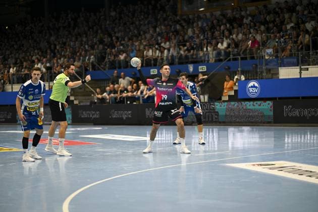 Ahmed Nafea (79; HSG Wetzlar) bereitet den Wurf vor, während Philipp Meyer (27; ThSV Eisenach) verteidigt und Vincent Buchner (74; ThSV Eisenach) bereitsteht DAIKIN Handball: ThSV-Eisenach gegen HSG Wetzlar 20.09.2025 Copyright: xJoshuaxHildebrandtx