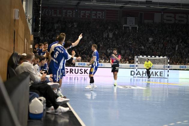 Oskar Joelsson (3; ThSV Eisenach) und Felix Aellen (22; ThSV Eisenach) an der Seitenlinie, Stefan Cavor (77; HSG Wetzlar) am Kreis vor dem Tor DAIKIN Handball: ThSV-Eisenach gegen HSG Wetzlar 20.09.2025 Copyright: xJoshuaxHildebrandtx