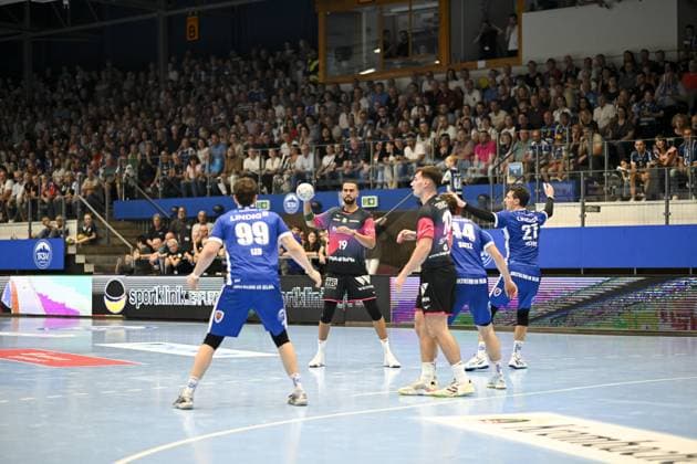 Philipp Ahouansou (19; HSG Wetzlar) hält den Ball vor Moritz Ende (21; ThSV Eisenach), Peter Walz (14; ThSV Eisenach) und Oskar Joelsson (3; ThSV Eisenach) in der Werner-Assmann Halle in Eisenach DAIKIN Handball: ThSV-Eisenach gegen HSG Wetzlar 20.09.2025 Copyright: xJoshuaxHildebrandtx