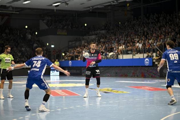Hendrik Pantel (16; HSG Wetzlar) steht im Tor und hält den Ball bereit, während die Abwehrspieler der Heimmannschaft sich positionieren. DAIKIN Handball: ThSV-Eisenach gegen HSG Wetzlar 20.09.2025 Copyright: xJoshuaxHildebrandtx