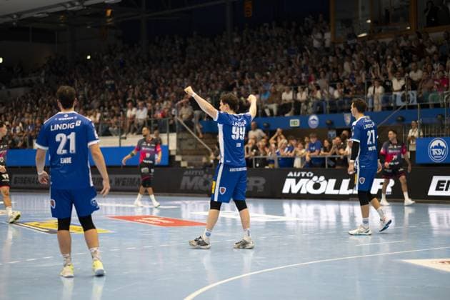 Moritz Ende (21; ThSV Eisenach), Tillman Leu (99; ThSV Eisenach) und Philipp Meyer (27; ThSV Eisenach) positionieren sich auf dem Spielfeld DAIKIN Handball: ThSV-Eisenach gegen HSG Wetzlar 20.09.2025 Copyright: xJoshuaxHildebrandtx