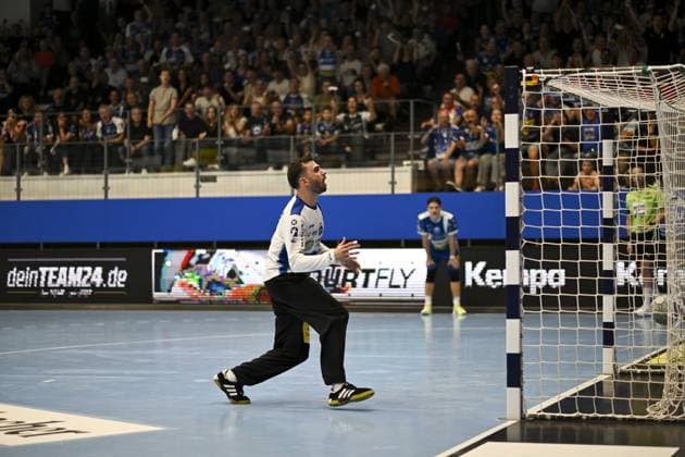 Matija Spikic (1; ThSV Eisenach) zeigt eine konzentrierte Torwartaktion im Spiel ThSV Eisenach gegen HSG Wetzlar in der Werner-Assmann Halle in Eisenach DAIKIN Handball: ThSV-Eisenach gegen HSG Wetzlar 20.09.2025 Copyright: xJoshuaxHildebrandtx
