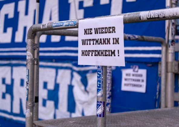 20.09.2025, Fussball Bundesliga 2025 2026, 4.Spieltag, TSG 1899 Hoffenheim - FC Bayern München, in der PreZero-Arena (Sinsheim). Plakate gegen Spielerberater Roger Wittmann hänegn in der Kurve der Hoffenheim Fans