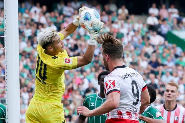 Torhueter Mio Backhaus (Werder Bremen) und Lucas Hoeler (SC Freiburg) kaempfen um den Ball, Bundesliga, SV Werder Bremen v Club Freiburg, Weserstadion am 20. September 2025 in Bremen, Deutschland. (Foto von Marco Steinbrenner DeFodi Images) Torhueter Mio Backhaus (Werder Bremen) und Lucas Hoeler (SC Freiburg) battle for the ball, Bundesliga, SV Werder Bremen v Sport-Club Freiburg, Weserstadion, September 20, 2025 in Bremen, Germany. (Photo by Marco Steinbrenner DeFodi Images) DFL regulations prohibit any use of photographs as image sequences and or quasi-video. Torhueter Mio Backhaus Werder Bremen and Lucas Hoeler SC Freiburg battle for the ball, Bundesliga, SV Werder Bremen v Sport Club Freiburg, Weserstadion, September 20, 2025 in Bremen, Germany Photo by Marco Steinbrenner DeFodi Images Torhueter Mio Backhaus Werder Bremen and Lucas Hoeler SC Freiburg battle for the ball, Bundesliga, SV Werder Bremen v Sport Club Freiburg, Weserstadion, September 20, 2025 in Bremen, Germany Photo by Marco Steinbrenner DeFodi Images DFL regulations prohibit any use of photographs as image sequences and or quasi video
