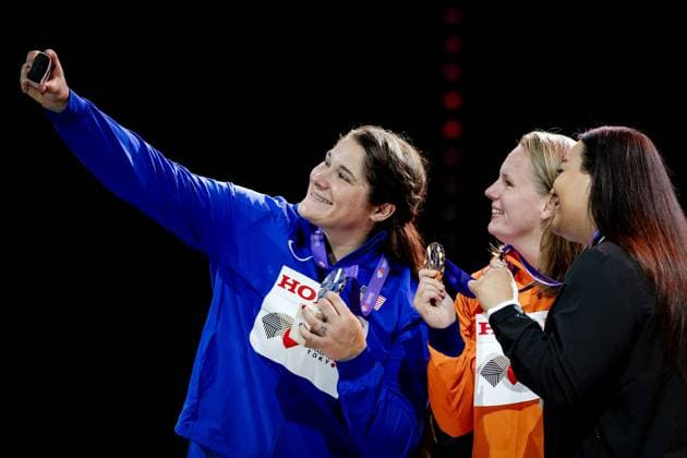 TOKYO - Jessica Schilder with her gold medal during the medal ceremony in the 5000 meters at the World Athletics Championships in the Japan National Stadium. ANP ROBIN VAN LONKHUIJSEN xVIxANPxSportx xxANPxIVx 537047297 originalFilename: 537047297.jpg