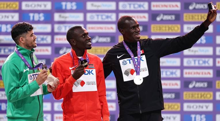 (250921) -- TOKYO, Sept. 21, 2025 -- Gold medalist Emmanuel Wanyonyi (C) of Kenya, silver medalist Djamel Sedjati (L) of Algeria and bronze medalist Marco Arop of Canada pose for a selfie during the men s 800m awarding ceremony at the 2025 World Athletics Championships in Tokyo, Japan, Sept. 21, 2025. ) (SP)JAPAN-TOKYO-ATHLETICS-WORLD ATHLETICS CHAMPIONSHIPS-MEN S 800M-AWARDING CEREMONY JiaxHaocheng 