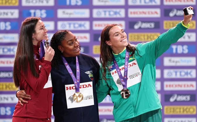 (250921) -- TOKYO, Sept. 21, 2025 -- Gold medalist Juleisy Angulo (C) of Ecuador, silver medalist Anete Sietina (L) of Latvia and bronze medalist Mackenzie Little of Australia pose for a selfie during the women s javelin throw awarding ceremony at the 2025 World Athletics Championships in Tokyo, Japan, Sept. 21, 2025. ) (SP)JAPAN-TOKYO-ATHLETICS-WORLD ATHLETICS CHAMPIONSHIPS-WOMEN S JAVELIN THROW-AWARDING CEREMONY JiaxHaocheng 