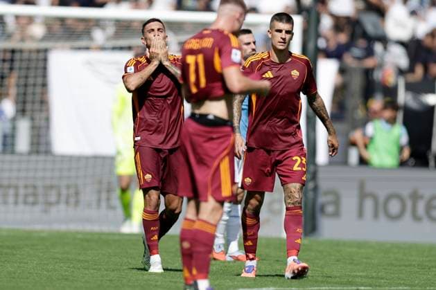 Serie A football match SS Lazio vs AS Roma Roma™s Italian midfielder Lorenzo Pellegrini celebrates after scoring a goal with team mate during the Serie A football match SS Lazio vs AS Roma at Olimpico Stadium on September 21, 2025, in Rome. _BPH3026 Copyright: xAntonioxBalascox