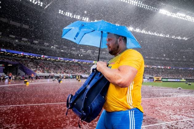 250921 Daniel Stahl of Sweden leaves the stadium after the men s discus throw final has been postponed due to heavy rain during day 9 of the 2025 World Athletics Championships on September 21, 2025 in Tokyo. Photo: Joel Marklund BILDBYRAN kod JM JM0738 bbeng friidrott athletics friidrett 2025 world athletics championships world athletics championships tokyo 25 friidrotts-vm friidretts-vm vm discus throw diskos diskus sverige depp *** 250921 Daniel Stahl of Sweden leaves the stadium after the men s discus throw final has been postponed due to heavy rain during day 9 of the 2025 World Athletics Championships on September 21, 2025 in Tokyo Photo Joel Marklund BILDBYRAN kod JM JM0738 bbeng friidrott athletics friidrett 2025 world athletics championships world athletics championships tokyo 25 friidrotts vm friidretts vm vm discus throw diskos diskus sverige depp  Copyright: JOELxMARKLUND BB250921JM080