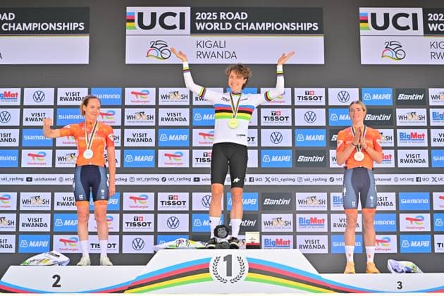 Marlen Reusser Siegerehrung Frauen Elite ITT Straßen-WM 2025 Ruanda Marlen Reusser (Schweiz) Weltmeisterin vor Anna van der Breggen, Demi Vollering (Niederlande) Siegerehrung Einzelzeitfahren Frauen Elite Straßen-Weltmeisterschaft im Radsport 2025 Road World Championships 2025 UCI Cycling WM 31,2 km Kigali, Ruanda. 32nd World Championships WE - ITT (WC). 21.09.2025