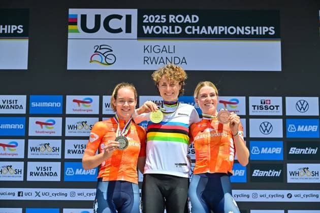 Marlen Reusser Siegerehrung Frauen Elite ITT Straßen-WM 2025 Ruanda Marlen Reusser (Schweiz) Weltmeisterin vor Anna van der Breggen, Demi Vollering (Niederlande) Siegerehrung Einzelzeitfahren Frauen Elite Straßen-Weltmeisterschaft im Radsport 2025 Road World Championships 2025 UCI Cycling WM 31,2 km Kigali, Ruanda. 32nd World Championships WE - ITT (WC). 21.09.2025