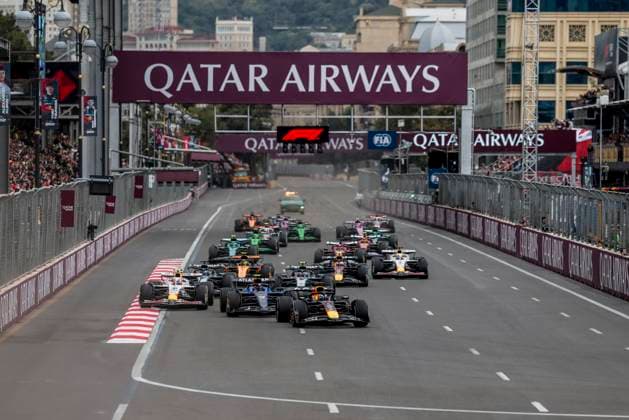 Formula 1 Qatar Airways Azerbaijan Grand Prix 2025 Romain Mathon OVERTAKE MAXPPP - Baku 21 09 2025 Race start 01 VERSTAPPEN Max (nld), Oracle Red Bull Racing, action, 55 SAINZ Carlos (esp), Atlassian Williams Racing, action, 30 LAWSON Liam (nld), Visa Cash APP Racing Bulls, action at the Formula 1 Qatar Airways Azerbaijan Grand Prix 2025, the 17th round of the 2025 FIA Formula 1 World Championship, WM, Weltmeisterschaft at the Baku City Circuit in Baku, Azerbaijan, from 18 to 21 September 2025 Baku Azerbaijan Copyright: xOVERTAKE MAXPPPxRomainxMathonx OVT202509215081 OVT202509215081