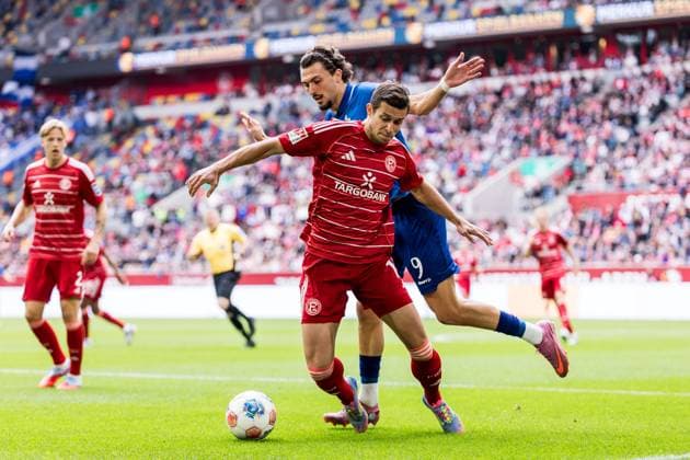 2. Fussball Bundesliga; Fortuna Düsseldorf 1895 - SV Darmstadt 98; 21.09.2025 Zweikampf Tim Oberdorf (Fortuna Düsseldorf, 15), Fraser Hornby (SV Darmstadt 98, 9) 2. Fussball Bundesliga, Fortuna Düsseldorf 1895 - SV Darmstadt 98 Düsseldorf, Merkur Spiel-Arena am 21.09.2025 DFL REGULATIONS PROHIBIT ANY USE OF PHOTOGRAPHS AS IMAGE SEQUENCES AND OR QUASI-VIDEO.