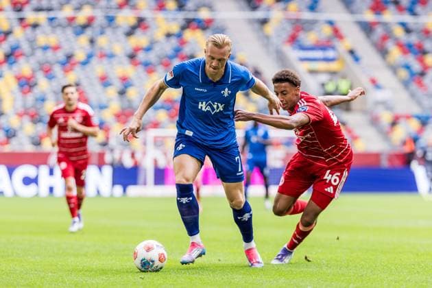 2. Fussball Bundesliga; Fortuna Düsseldorf 1895 - SV Darmstadt 98; 21.09.2025 Zweikampf Isac Alexi Sivert Lidberg (SV Darmstadt 98, 7), Sima Suso (Fortuna Düsseldorf, 46) 2. Fussball Bundesliga, Fortuna Düsseldorf 1895 - SV Darmstadt 98 Düsseldorf, Merkur Spiel-Arena am 21.09.2025 DFL REGULATIONS PROHIBIT ANY USE OF PHOTOGRAPHS AS IMAGE SEQUENCES AND OR QUASI-VIDEO.