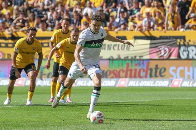 21.09.2025, xtgx, Fussball - 2.Bundesliga Dynamo Dresden - Hannover 96 emspor, v.l. Tor zum 0:1 per Elfmeter durch Benedikt Pichler (Hannover, 11) (DFL DFB REGULATIONS PROHIBIT ANY USE OF PHOTOGRAPHS as IMAGE SEQUENCES and or QUASI-VIDEO) Dresden