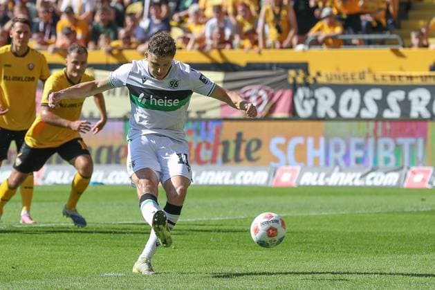 21.09.2025, xtgx, Fussball - 2.Bundesliga Dynamo Dresden - Hannover 96 emspor, v.l. Tor zum 0:1 per Elfmeter durch Benedikt Pichler (Hannover, 11) (DFL DFB REGULATIONS PROHIBIT ANY USE OF PHOTOGRAPHS as IMAGE SEQUENCES and or QUASI-VIDEO) Dresden