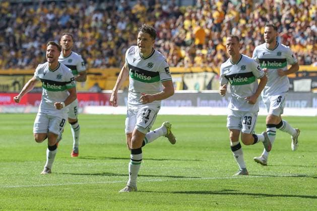 21.09.2025, xtgx, Fussball - 2.Bundesliga Dynamo Dresden - Hannover 96 emspor, v.l. Jubel nach dem 0:1 durch Benedikt Pichler (Hannover, 11) (DFL DFB REGULATIONS PROHIBIT ANY USE OF PHOTOGRAPHS as IMAGE SEQUENCES and or QUASI-VIDEO) Dresden