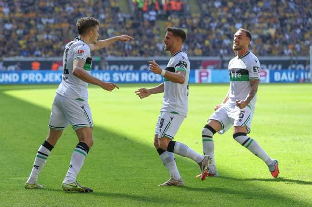 21.09.2025, xtgx, Fussball - 2.Bundesliga Dynamo Dresden - Hannover 96 emspor, v.l. Jubel nach dem 0:1 durch Benedikt Pichler (Hannover, 11) (DFL DFB REGULATIONS PROHIBIT ANY USE OF PHOTOGRAPHS as IMAGE SEQUENCES and or QUASI-VIDEO) Dresden