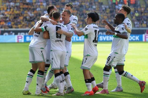 21.09.2025, xtgx, Fussball - 2.Bundesliga Dynamo Dresden - Hannover 96 emspor, v.l. Jubel nach dem 0:1 durch Benedikt Pichler (Hannover, 11) (DFL DFB REGULATIONS PROHIBIT ANY USE OF PHOTOGRAPHS as IMAGE SEQUENCES and or QUASI-VIDEO) Dresden