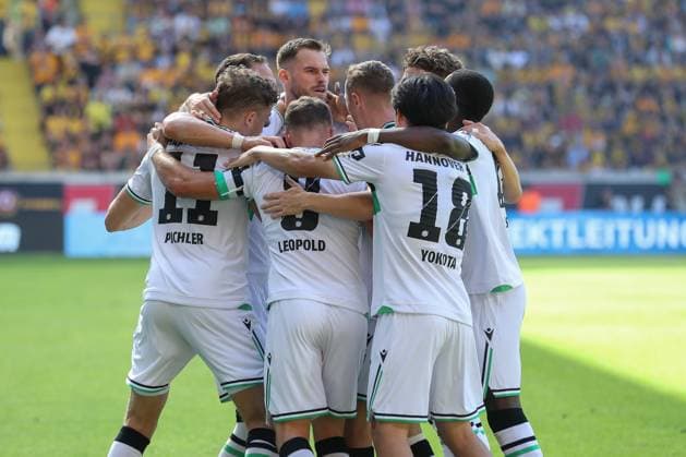 21.09.2025, xtgx, Fussball - 2.Bundesliga Dynamo Dresden - Hannover 96 emspor, v.l. Jubel nach dem 0:1 durch Benedikt Pichler (Hannover, 11) (DFL DFB REGULATIONS PROHIBIT ANY USE OF PHOTOGRAPHS as IMAGE SEQUENCES and or QUASI-VIDEO) Dresden