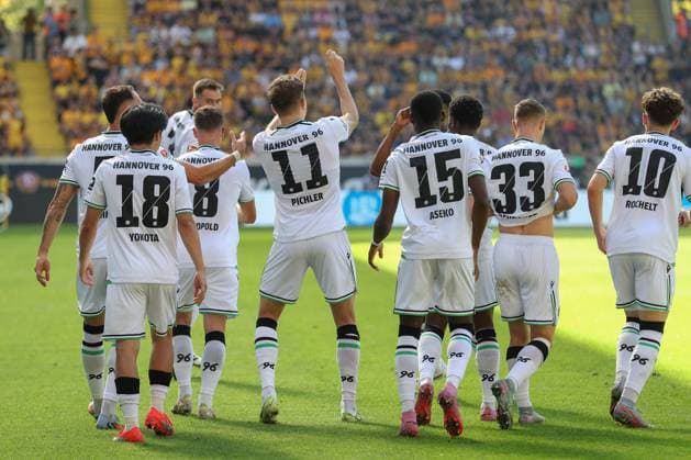 21.09.2025, xtgx, Fussball - 2.Bundesliga Dynamo Dresden - Hannover 96 emspor, v.l. Jubel nach dem 0:1 durch Benedikt Pichler (Hannover, 11) (DFL DFB REGULATIONS PROHIBIT ANY USE OF PHOTOGRAPHS as IMAGE SEQUENCES and or QUASI-VIDEO) Dresden