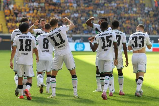 21.09.2025, xtgx, Fussball - 2.Bundesliga Dynamo Dresden - Hannover 96 emspor, v.l. Jubel nach dem 0:1 durch Benedikt Pichler (Hannover, 11) (DFL DFB REGULATIONS PROHIBIT ANY USE OF PHOTOGRAPHS as IMAGE SEQUENCES and or QUASI-VIDEO) Dresden