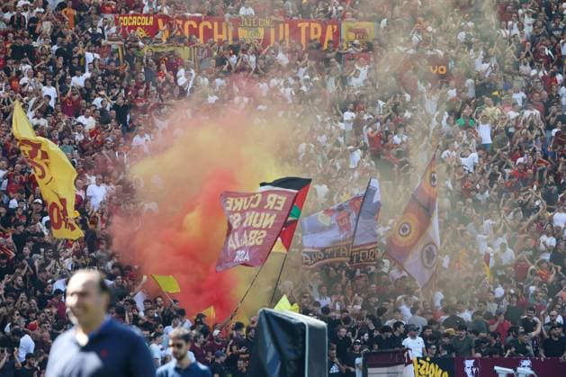 Serie A football match - 2025 26 Lazio vs. Roma During the 2025 26 Italian Serie A football match between SS Lazio and AS Roma on September 21, 2025, at the Stadio Olimpico in Rome. Pictured: goal the Lorenzo Pellegrini (capitano) of AC Roma Roma stadio Olimpico Lazio ITALIA Copyright: xFABIOxSASSOxFabioxSassox Lazio Roma2025_09_21Fabio Sasso3189