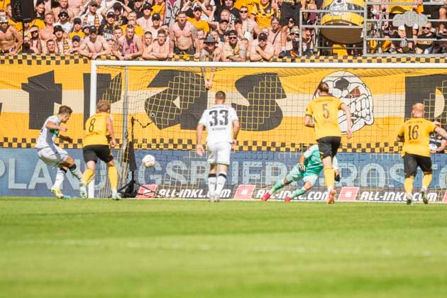 21.09.2025, xomx, Fussball 2.Bundesliga, Dynamo Dresden - Hannover 96 v.l. jubelt, Torjubel, Tor, Goal, Jubel, Freude, freuen zum 0:1 durch einen Strafstoss Elfmeter nach Videobeweis von Benedikt Pichler (Hannover 96) (DFL DFB REGULATIONS PROHIBIT ANY USE OF PHOTOGRAPHS as IMAGE SEQUENCES and or QUASI-VIDEO) Dresden