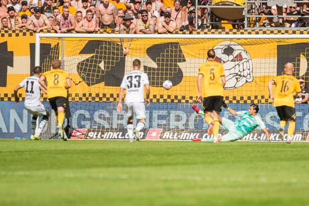 21.09.2025, xomx, Fussball 2.Bundesliga, Dynamo Dresden - Hannover 96 v.l. jubelt, Torjubel, Tor, Goal, Jubel, Freude, freuen zum 0:1 durch einen Strafstoss Elfmeter nach Videobeweis von Benedikt Pichler (Hannover 96) (DFL DFB REGULATIONS PROHIBIT ANY USE OF PHOTOGRAPHS as IMAGE SEQUENCES and or QUASI-VIDEO) Dresden