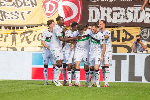 21.09.2025, xomx, Fussball 2.Bundesliga, Dynamo Dresden - Hannover 96 v.l. jubelt, Torjubel, Tor, Goal, Jubel, Freude, freuen zum 0:1 durch einen Strafstoss Elfmeter nach Videobeweis von Benedikt Pichler (Hannover 96) (DFL DFB REGULATIONS PROHIBIT ANY USE OF PHOTOGRAPHS as IMAGE SEQUENCES and or QUASI-VIDEO) Dresden