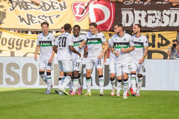 21.09.2025, xomx, Fussball 2.Bundesliga, Dynamo Dresden - Hannover 96 v.l. jubelt, Torjubel, Tor, Goal, Jubel, Freude, freuen zum 0:1 durch einen Strafstoss Elfmeter nach Videobeweis von Benedikt Pichler (Hannover 96) (DFL DFB REGULATIONS PROHIBIT ANY USE OF PHOTOGRAPHS as IMAGE SEQUENCES and or QUASI-VIDEO) Dresden