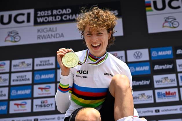 UCI 2025 Road World Championship, WM, Weltmeisterschaft Kigali 21 09 2025 KIGALI, RWANDA - SEPTEMBER 21 : Reusser Marlen (SUI) pictured during the podium ceremony of the Women Elite Individual Time Trial of the UCI Road World Championships 2025 92nd edition an UCI World Championships cycling race of 31.2 km with start in Kigali and finish in Kigali on September 21, 2025 in Kigali, Rwanda, 21 09 2025 Kigali Rwanda  Copyright: xJanxDexMeuleneirx