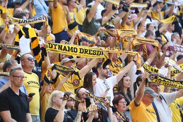 21.09.2025, xtgx, Fussball - 2.Bundesliga Dynamo Dresden - Hannover 96 emspor, v.l. Symbolfoto, Symbolbild, Symbol, Fans, Zuschauer, Publikum Dresden (DFL DFB REGULATIONS PROHIBIT ANY USE OF PHOTOGRAPHS as IMAGE SEQUENCES and or QUASI-VIDEO) Dresden
