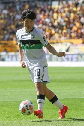 21.09.2025, xtgx, Fussball - 2.Bundesliga Dynamo Dresden - Hannover 96 emspor, v.l. Daisuke Yokota (Hannover, 18) am Ball, plays the ball (DFL DFB REGULATIONS PROHIBIT ANY USE OF PHOTOGRAPHS as IMAGE SEQUENCES and or QUASI-VIDEO) Dresden
