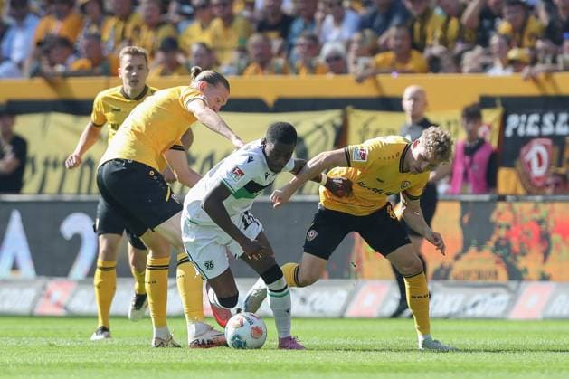 21.09.2025, xtgx, Fussball - 2.Bundesliga Dynamo Dresden - Hannover 96 emspor, v.l. Vinko Sapina (Dresden, 5), Noel Aseko (Hannover, 15) Zweikampf, Duell, Kampf, tackle (DFL DFB REGULATIONS PROHIBIT ANY USE OF PHOTOGRAPHS as IMAGE SEQUENCES and or QUASI-VIDEO) Dresden