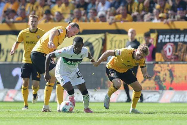 21.09.2025, xtgx, Fussball - 2.Bundesliga Dynamo Dresden - Hannover 96 emspor, v.l. Vinko Sapina (Dresden, 5), Noel Aseko (Hannover, 15) Zweikampf, Duell, Kampf, tackle (DFL DFB REGULATIONS PROHIBIT ANY USE OF PHOTOGRAPHS as IMAGE SEQUENCES and or QUASI-VIDEO) Dresden