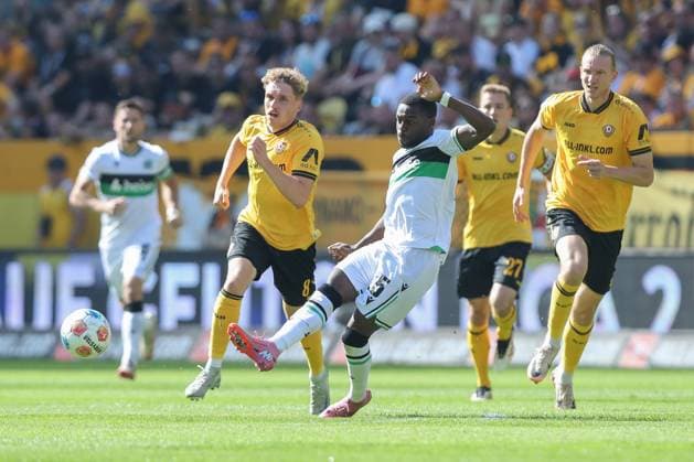 21.09.2025, xtgx, Fussball - 2.Bundesliga Dynamo Dresden - Hannover 96 emspor, v.l. Noel Aseko (Hannover, 15) am Ball, plays the ball (DFL DFB REGULATIONS PROHIBIT ANY USE OF PHOTOGRAPHS as IMAGE SEQUENCES and or QUASI-VIDEO) Dresden