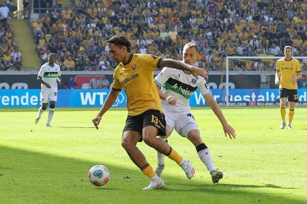 21.09.2025, xtgx, Fussball - 2.Bundesliga Dynamo Dresden - Hannover 96 emspor, v.l. Julian Paui (Dresden, 13), Maurice Neubauer (Hannover, 33) Zweikampf, Duell, Kampf, tackle (DFL DFB REGULATIONS PROHIBIT ANY USE OF PHOTOGRAPHS as IMAGE SEQUENCES and or QUASI-VIDEO) Dresden