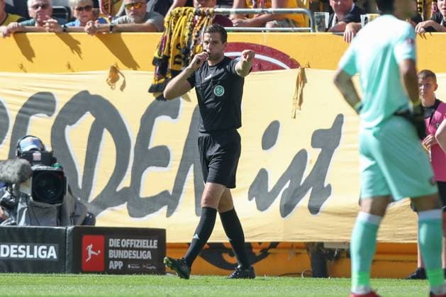 21.09.2025, xtgx, Fussball - 2.Bundesliga Dynamo Dresden - Hannover 96 emspor, v.l. Schiedsrichter, Schiri, referee Max Budra gibt Elfmeter (DFL DFB REGULATIONS PROHIBIT ANY USE OF PHOTOGRAPHS as IMAGE SEQUENCES and or QUASI-VIDEO) Dresden
