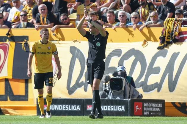 21.09.2025, xtgx, Fussball - 2.Bundesliga Dynamo Dresden - Hannover 96 emspor, v.l. Schiedsrichter, Schiri, referee Max Budra gibt Elfmeter (DFL DFB REGULATIONS PROHIBIT ANY USE OF PHOTOGRAPHS as IMAGE SEQUENCES and or QUASI-VIDEO) Dresden