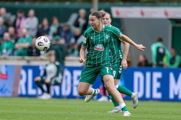 Larissa Mühlhaus (SV Werder Bremen, 7) am Ball, Einzelbild, Ganzkörper, Aktion, Action, Spielszene, DIE DFB-RICHTLINIEN UNTERSAGEN JEGLICHE NUTZUNG VON FOTOS ALS SEQUENZBILDER UND ODER VIDEOÄHNLICHE FOTOSTRECKEN. DFB REGULATIONS PROHIBIT ANY USE OF PHOTOGRAPHS AS IMAGE SEQUENCES AND OR QUASI-VIDEO., 21.09.2025, Bremen (Deutschland), Fussball, Google Pixel Frauen-Bundesliga, SV Werder Bremen - TSG 1899 Hoffenheim